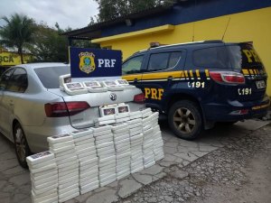 Policiais apreendem mais de 100 quilos de pasta de cocaína em rodovia