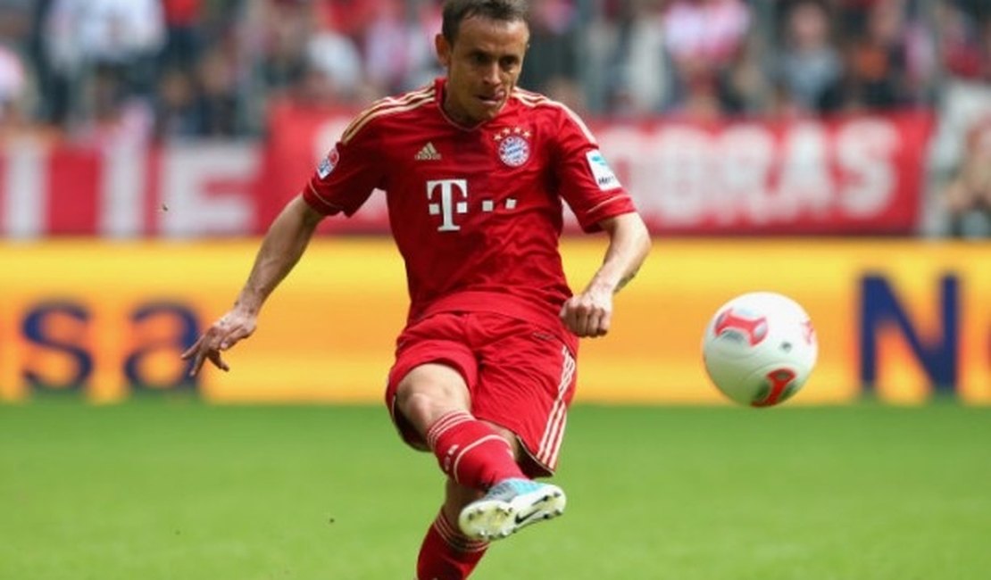 Lateral Rafinha abre mão de defender a seleção brasileira