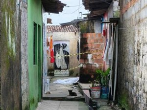 Polícia investiga assassinato de jovem morta ao visitar namorado; suspeitos fugiram após o crime