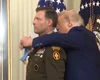 Trump se atrapalha ao colocar medalha em veterano de guerra dos EUA