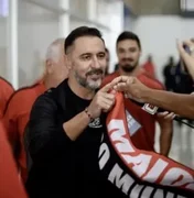 Técnico do Flamengo critica gramado do Maracanã e exalta apoio da torcida