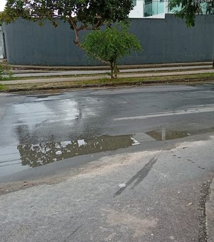 Moradores denunciam vazamento e cobram solução definitiva da BRK no Jarbas Oiticica