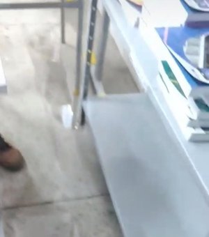 [Vídeo] Esgoto invade salas e aulas são suspensas em escola de Campestre