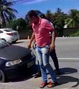 [Vídeo] Homem quebra o próprio carro ao saber que veículo iria ser rebocado