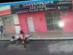 [Vídeo] Pai entrega filho à polícia e mostra vídeo de roubo em Arapiraca