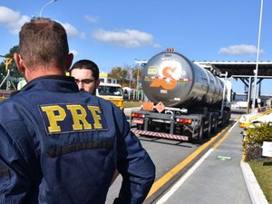 PRF faz operação contra sonegação fiscal na venda de etanol