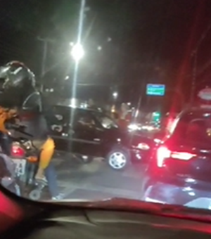 [Vídeo] Motociclista fica ferido após ser atingido por carro em manobra proibida na Via Expressa