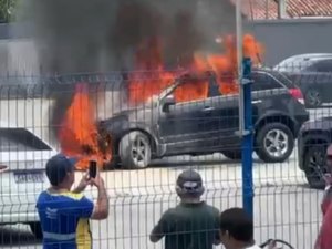[Vídeo] Carro é tomado pelo fogo em estacionamento de supermercado em Arapiraca