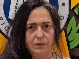 Mulher mata a mãe de 77 anos a golpes de martelo após suspeita de traição no RJ