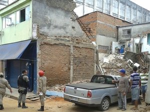 Prédio desaba em Palmeira dos Índios e provoca pânico