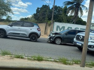 Colisão entre dois carros deixa trânsito lento na AL-220, em Arapiraca