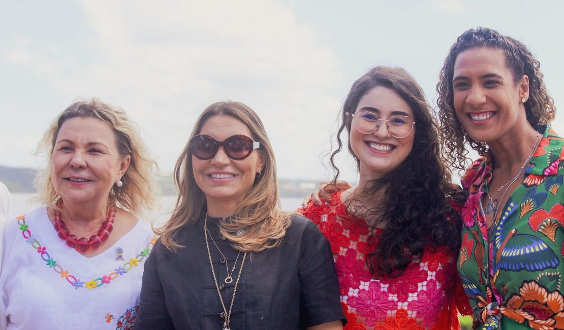 Teca Nelma acompanha Janja e Anielle Franco durante encontro para discutir políticas públicas para marisqueiras em Maceió