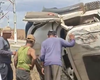Caminhão que transportava escavadeira tomba na AL-220, em Jaramataia