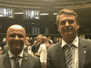 Bolsonaro confirma Major Vitor Hugo como líder do governo na Câmara