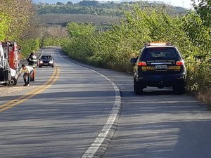 Feirantes são arremessados de picape e um morre na BR-104