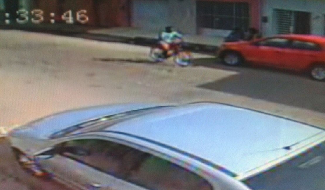 [VÍDEO] Câmera de vigilância flagra ciclista roubando celular no bairro Ouro Preto