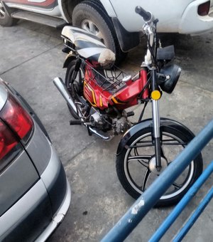 Homem é preso por populares enquanto roubava moto em estacionamento