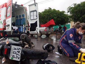 Motociclista fratura perna e braço após colisão com caçamba em Arapiraca
