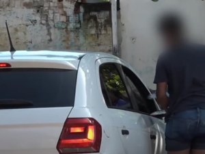 Moradores vendem placas de veículos perdidas em ruas alagadas