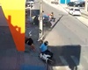 Carro elétrico desgovernado colide contra motos, caminhão e árvore em Penedo
