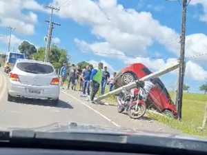 Motorista perde o controle e colide com poste no Sítio Poção, em Arapiraca