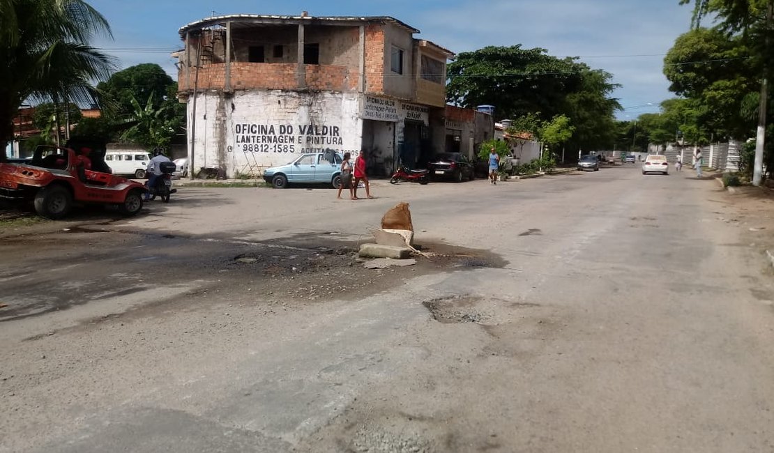 Moradores de Joaquim Leão sofrem com vazamento de água há mais de um mês