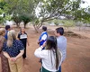 Tia Júlia visita Casa da Esperança e entrega fardamento a servidores da Assistência Social