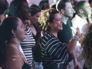 Fernanda Souza curte show do ex, Thiaguinho, no Maracanã