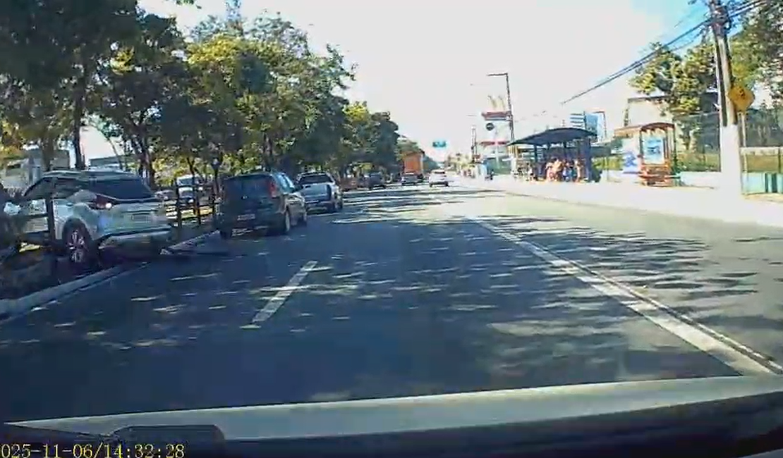 Após colisão, motorista tenta fugir, invade canteiro central e atropela motociclista