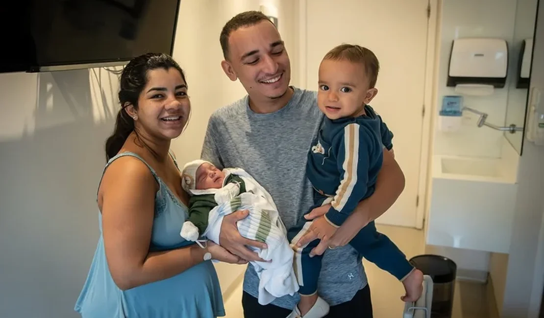 Mulher de João Gomes reage a rumores de gravidez e expõe internauta