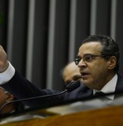 Congresso pode não entrar em recesso, diz Henrique Alves