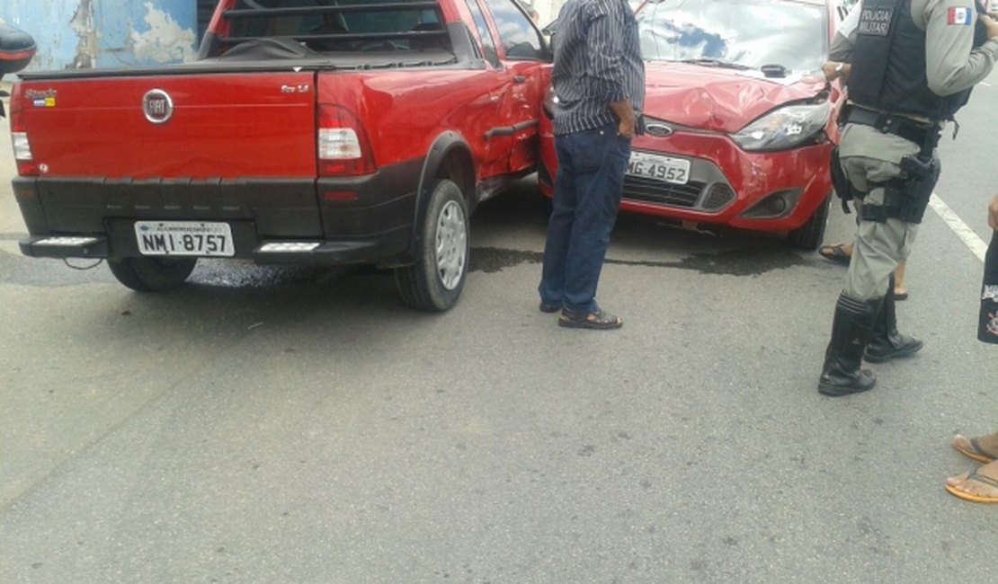 Dois carros colidem na AL-220, em Arapiraca