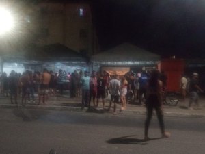 Jovem é assassinado dentro de barraca de frutas no Ouro Preto, em Maceió