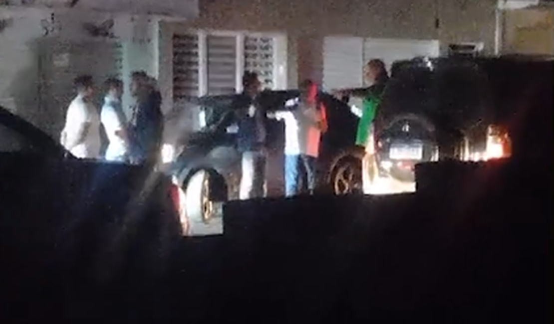 [Vídeo] Em via pública: Assessor de ex-prefeito ameaça atirar em eleitores da oposição em Taquarana