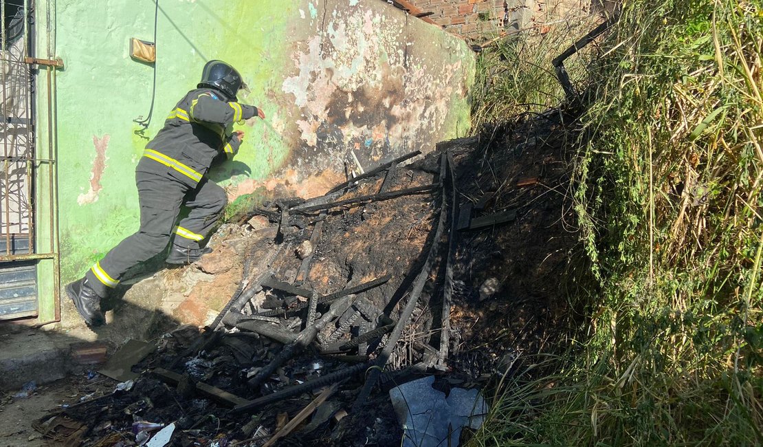 Fogo em terreno baldio assusta moradores da Grota do Cigano