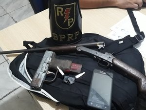 PM apreende espingarda e pistola falsa em Rio Largo