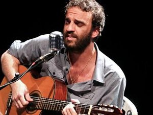 Marcelo Camelo estreia no Instagram com anúncio de live