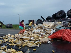 Caminhão carregado de cerveja tomba na BR-101