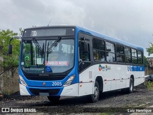 Motorista de coletivo perde controle e colide com outro ônibus no Rio Novo