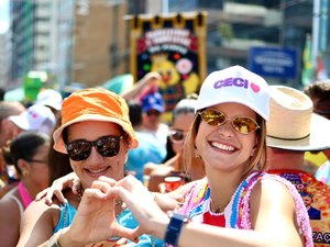 Prefeita Ceci participa das prévias carnavalescas de Maceió e destaca respeito às mulheres no carnaval