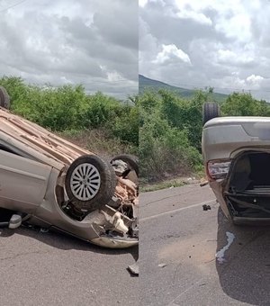 Carro capota após roda se soltar e deixa duas pessoas feridas na AL-220