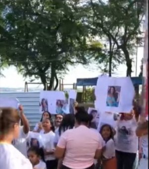 Familiares de Ana Beatriz pedem por justiça na frente de delegacia em Maceió