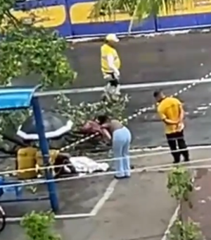 Mulher fica ferida após ser atingida por galho de árvore no bairro da Pajuçara