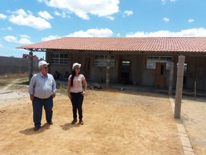Vereador Gibson Buarque visita obra onde está sendo construída a Escola de Tempo Integral