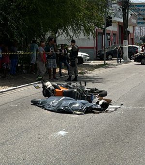 [Vídeo] Motociclista morre após colidir com carro e ser atropelado por caminhão