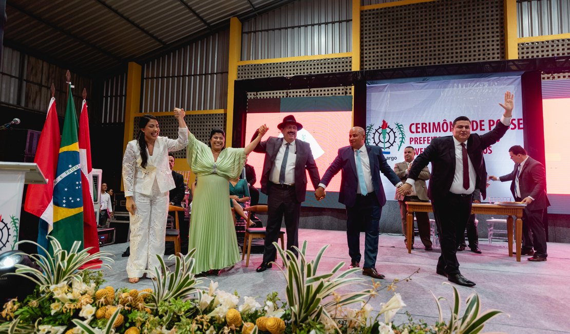 Carlos Gonçalves toma posse junto ao vice-prefeito e vereadores em cerimônia solene