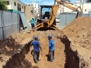 Casal trabalha em conserto de rede coletora de esgoto na Mangabeiras