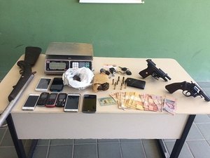 Operação resulta em prisões, apreensões de armas, drogas e carro roubado