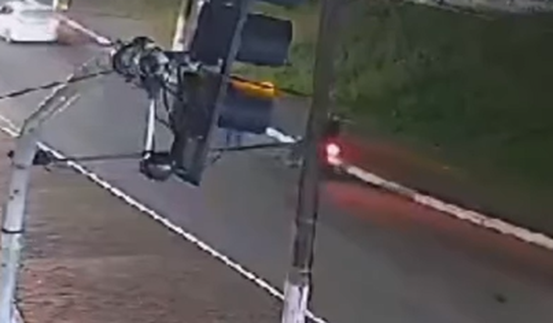 Pedestre é atropelado por motocicleta próximo ao terminal rodoviário de Maceió