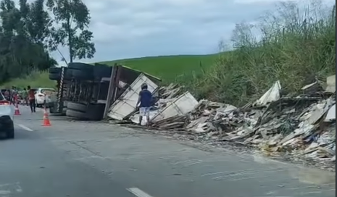 Carreta tomba na BR-101 em Joaquim Gomes e carga é saqueada